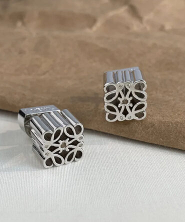 Lo-we oorbellen zilver