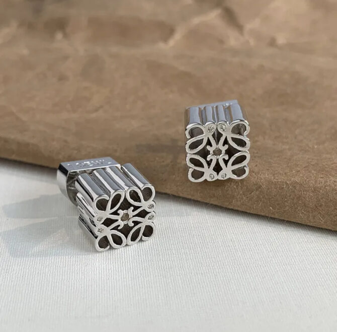 Lo-we oorbellen zilver