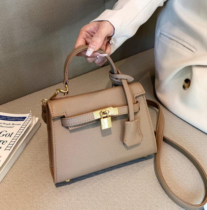 Elegante Handtas – Taupe met Goudkleurige Details