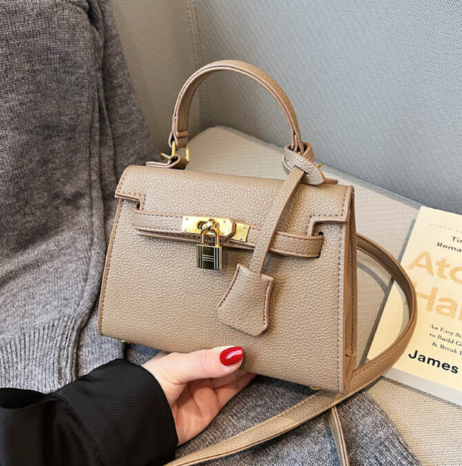 Elegante Handtas – Taupe met Goudkleurige Details - Afbeelding 3
