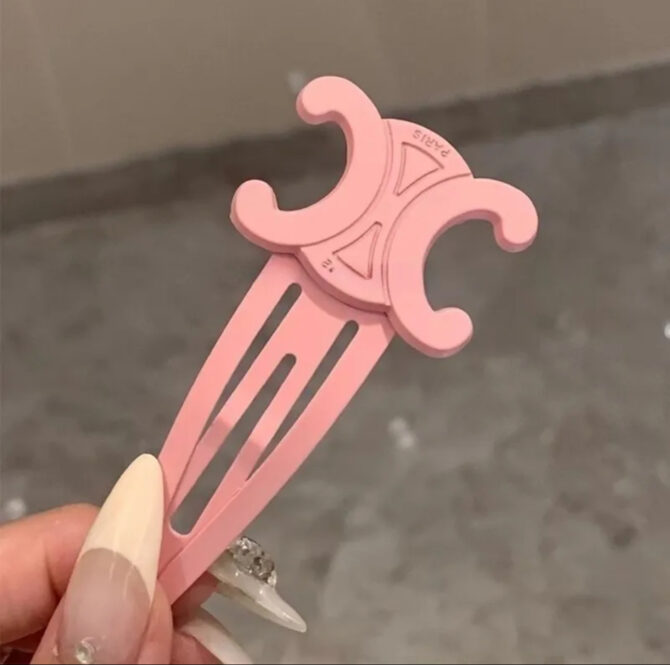 Roze Haarclip met Iconisch Logo – Paris Style