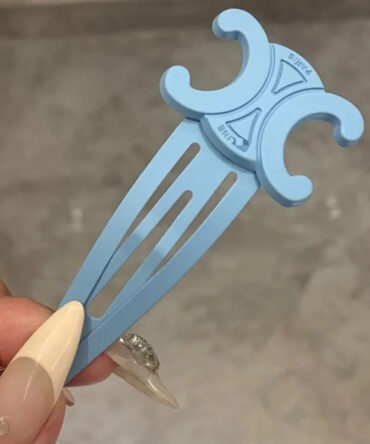 Blauwe Haarclip met Iconisch Logo – Paris Style