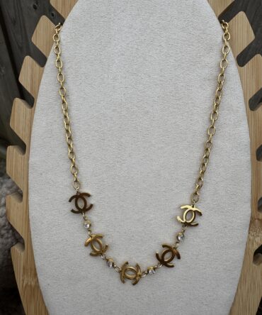 Goudkleurige Ketting met Dubbele C's & Strass Details