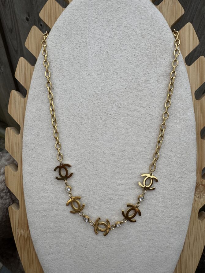 Goudkleurige Ketting met Dubbele C's & Strass Details