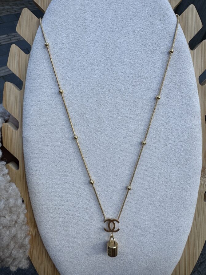 Goudkleurige Ketting met CC Logo & Slot Hanger